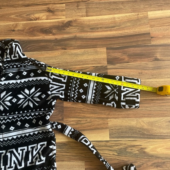 Pink Victoria’s Secret plush robe - Picture 11 of 12